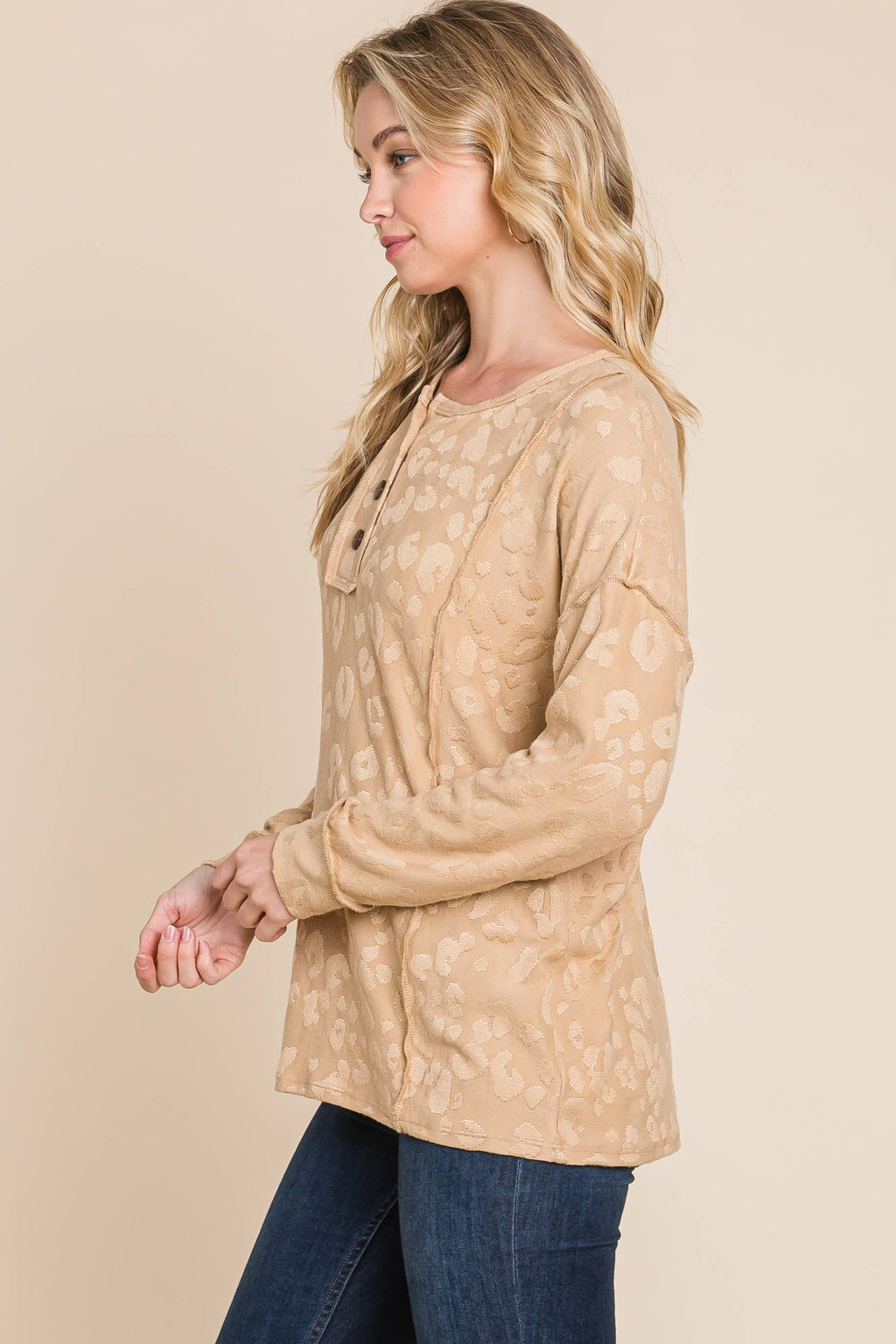 TEXTURED BUTTON FRONT TOP